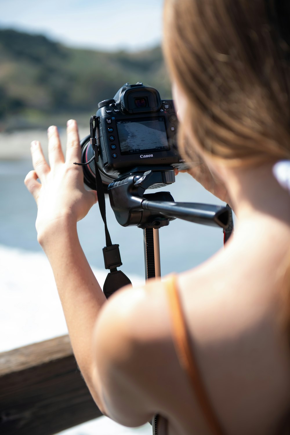 Una donna che tiene una macchina fotografica