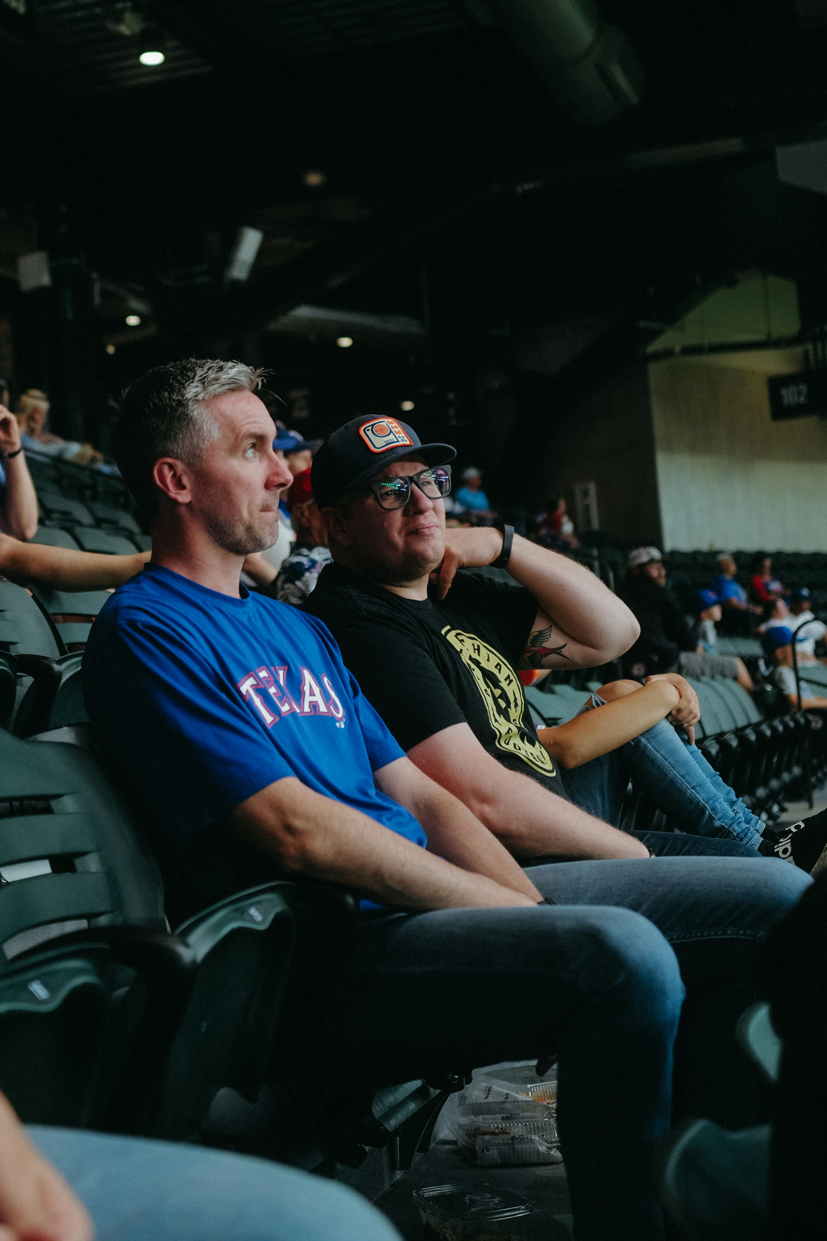 dois homens sentados em cadeiras