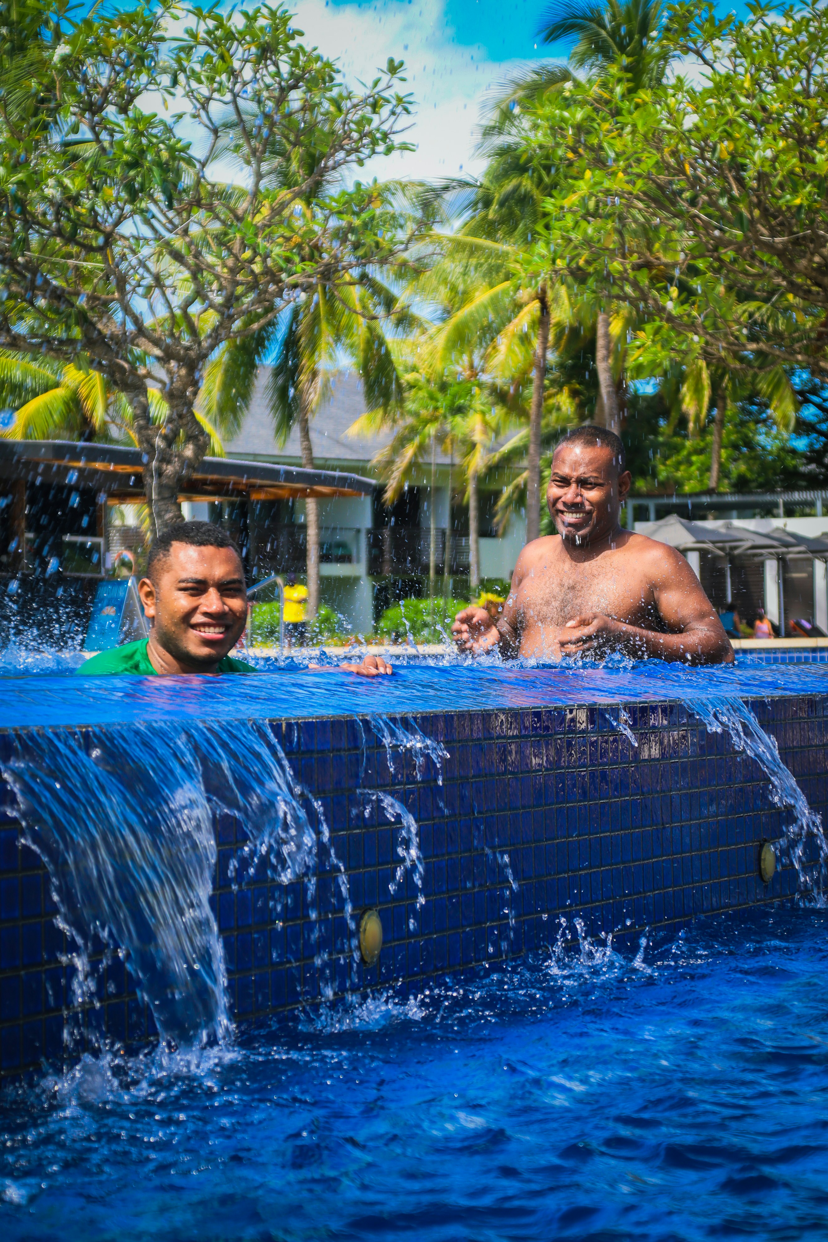 Un couple d’hommes dans une piscine