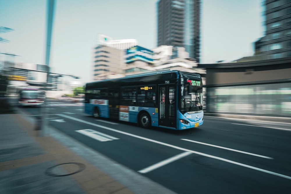 Un autobus che guida lungo una strada