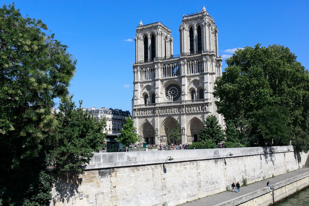 um grande edifício com Notre Dame de Paris