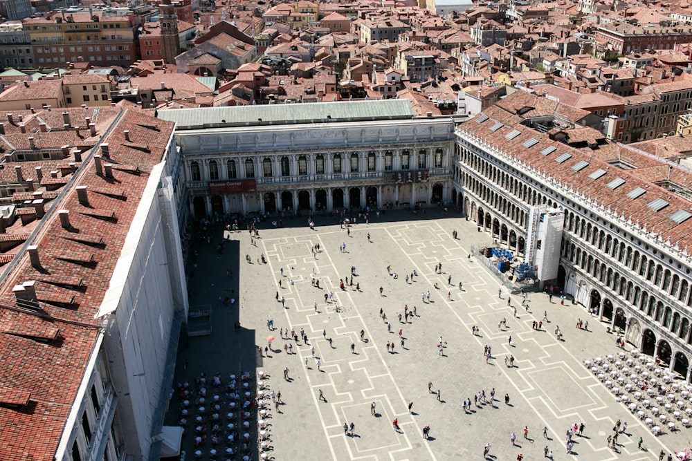 ein großer Innenhof mit einem großen Gebäude in der Mitte mit dem Markusplatz im Hintergrund