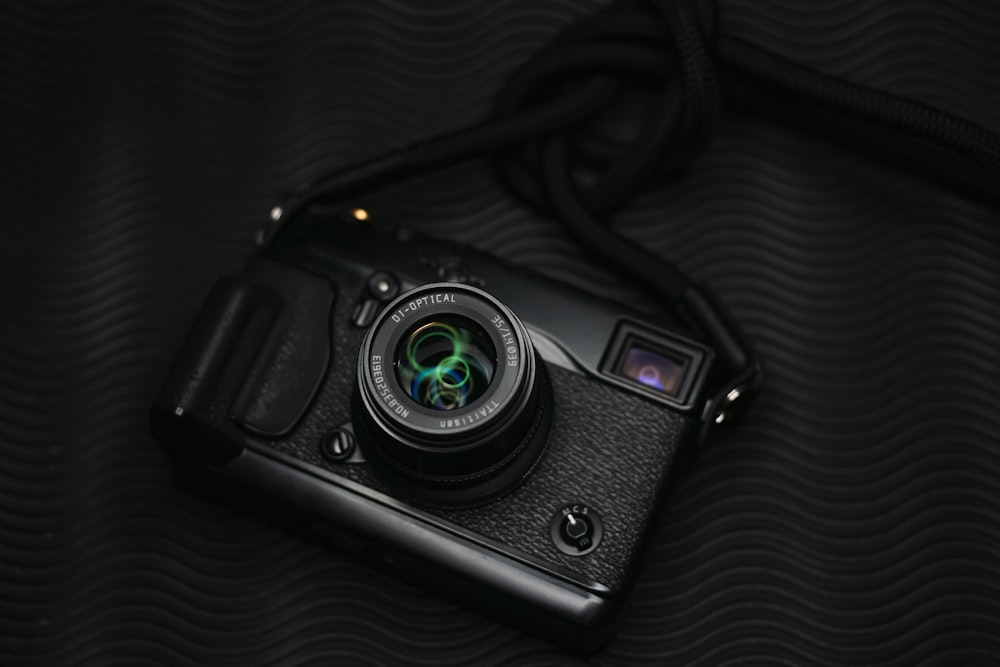 uma câmera preta e prateada