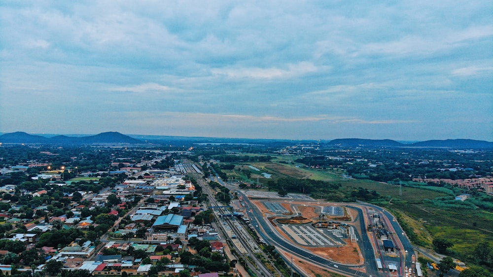 Una città attraversata da un fiume