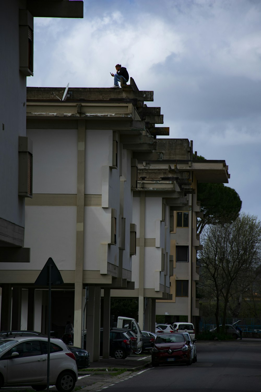 una persona in cima a un edificio