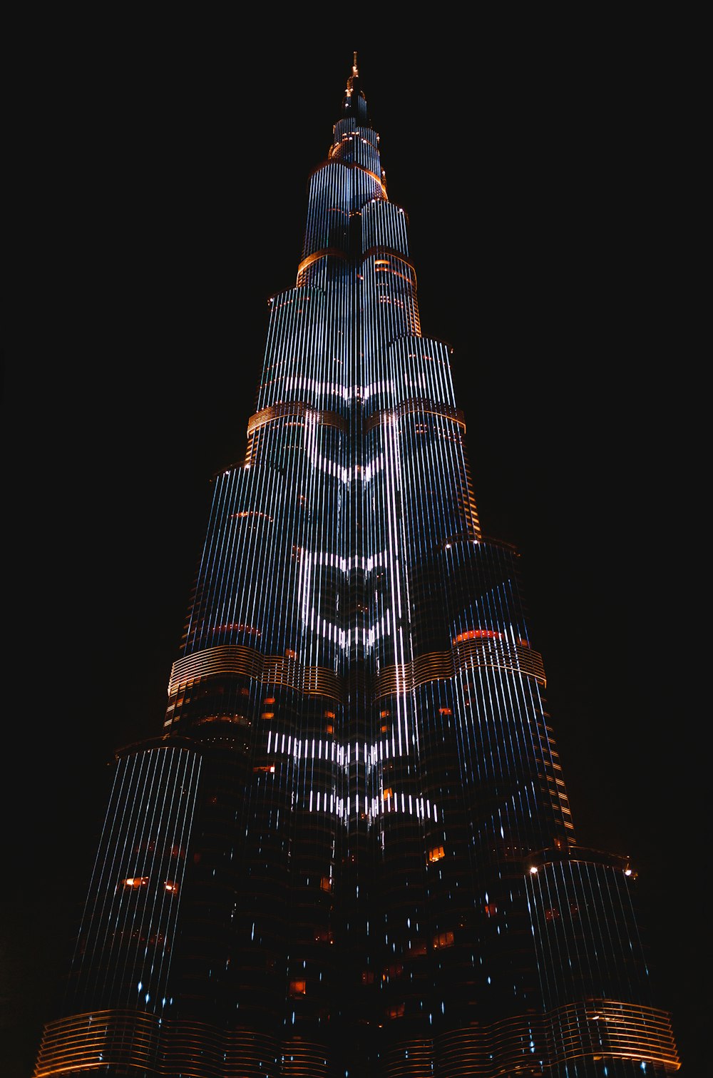 Ein hohes Gebäude mit Lichtern in der Nacht