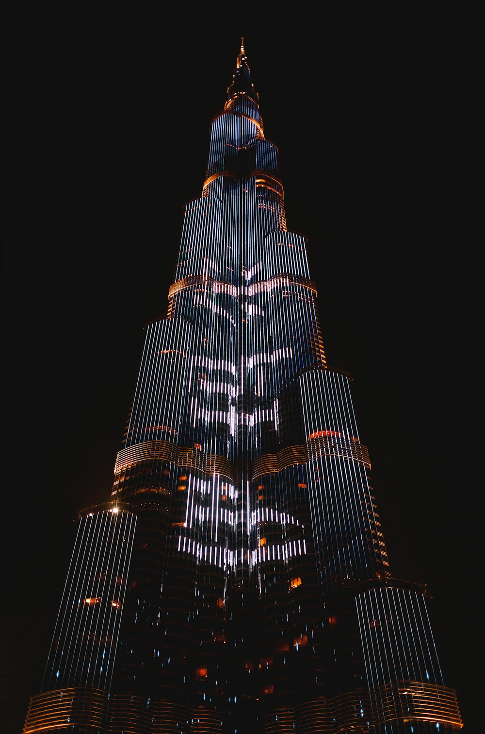 Un edificio alto con molte finestre