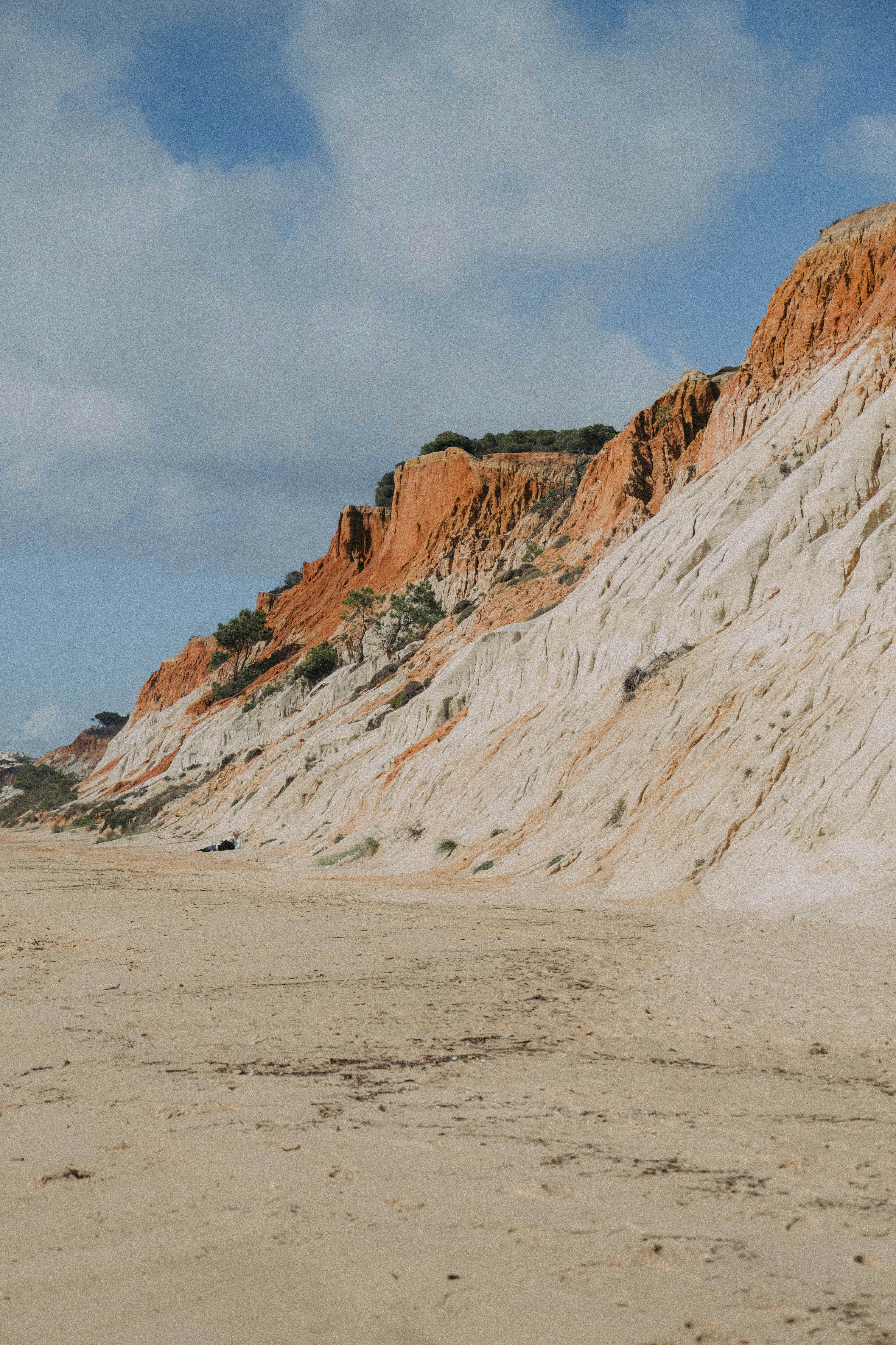 Une montagne rocheuse avec un ciel bleu