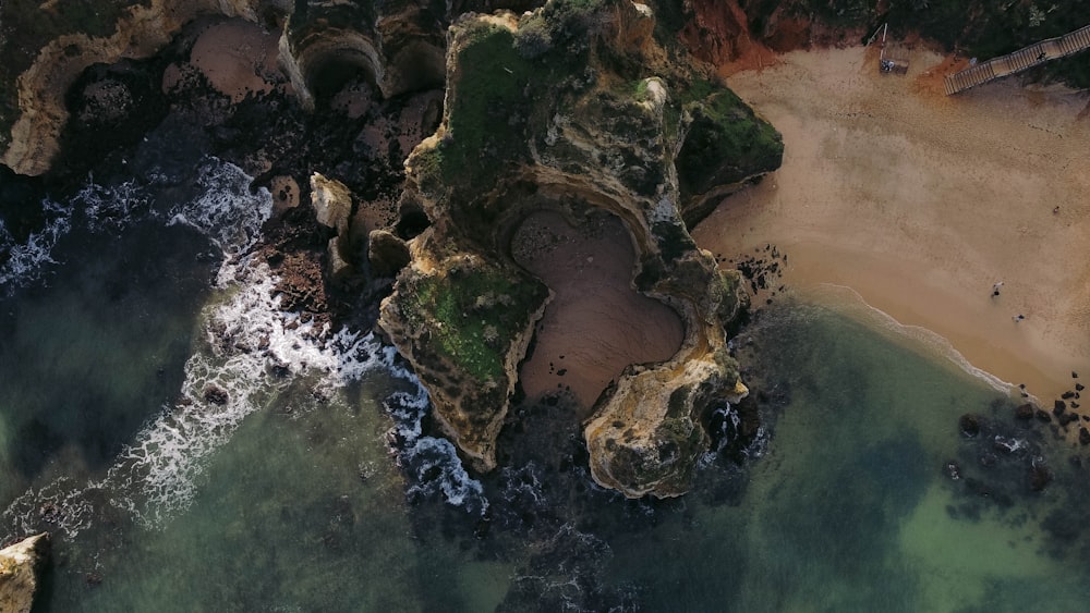 una grande roccia nell'acqua