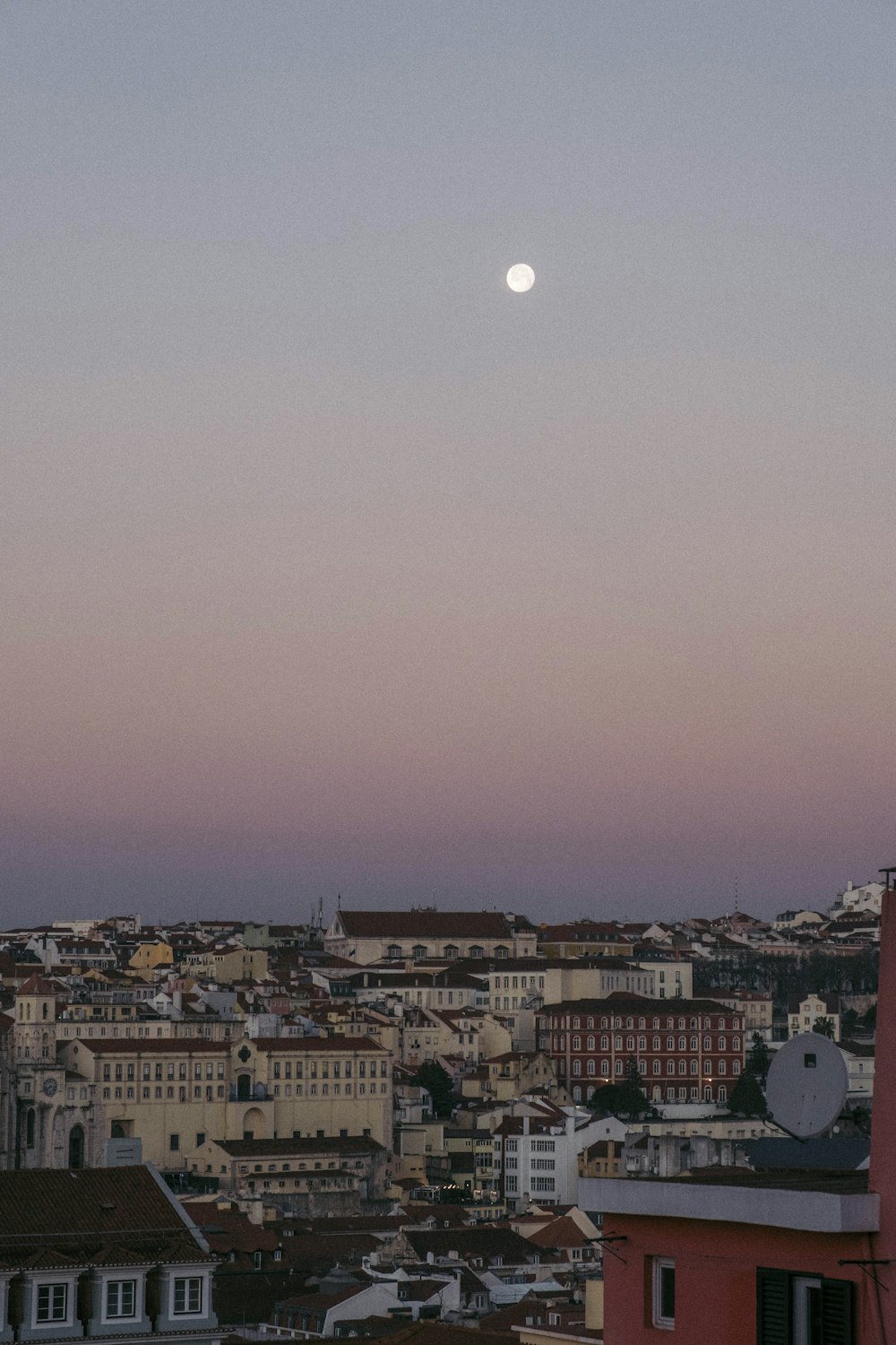 Una luna en el cielo sobre una ciudad