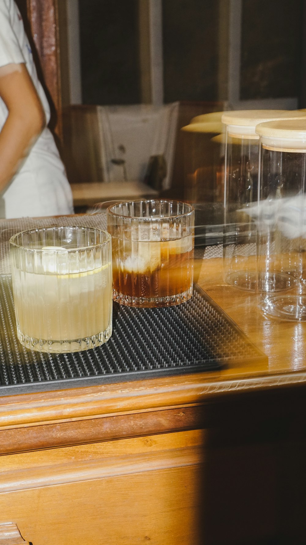 un par de vasos sobre una mesa