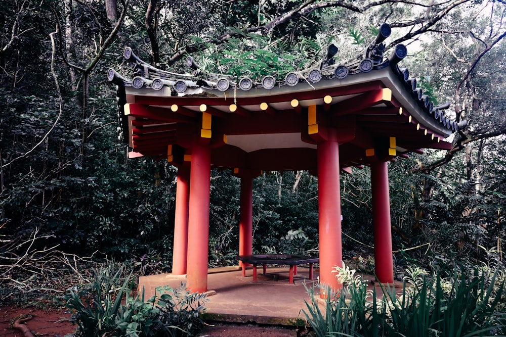 Una pagoda roja de estilo asiático