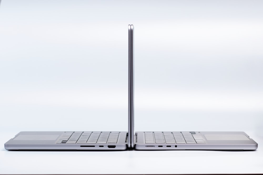 um laptop prateado com um teclado preto