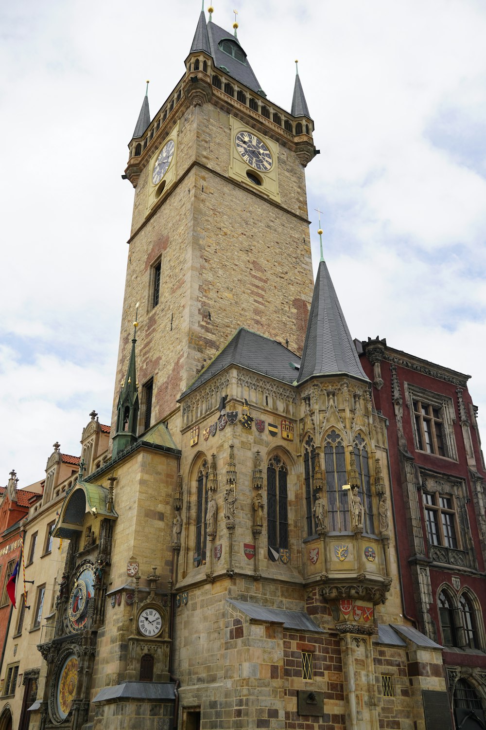Ein Glockenturm auf einem Gebäude