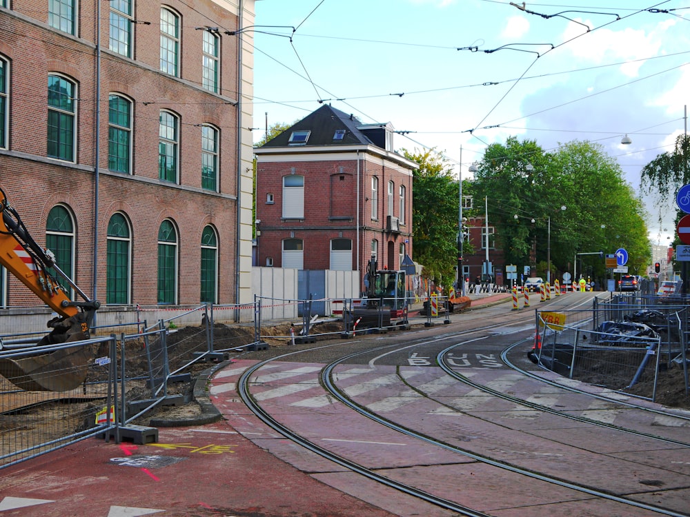 una vía de tren con edificios en el lateral
