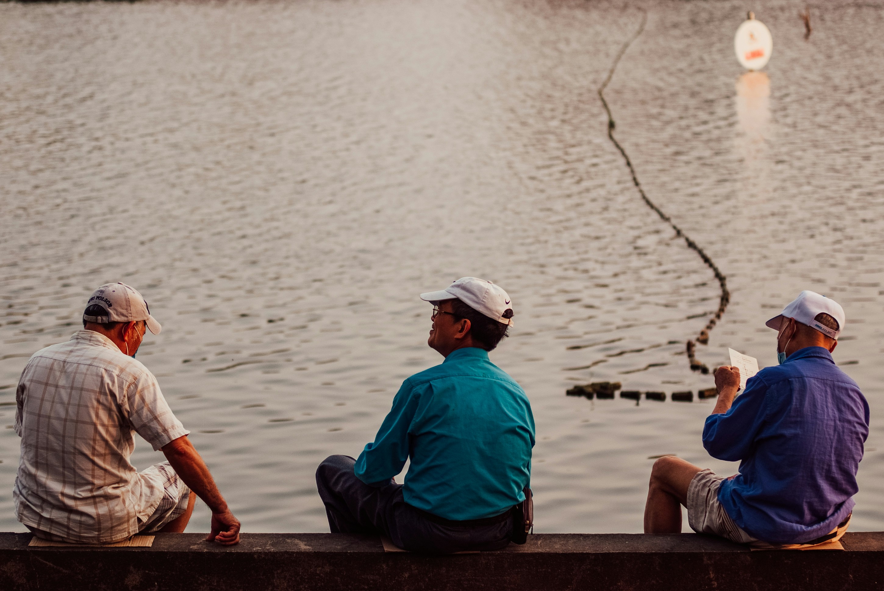 湖で釣りをする男性