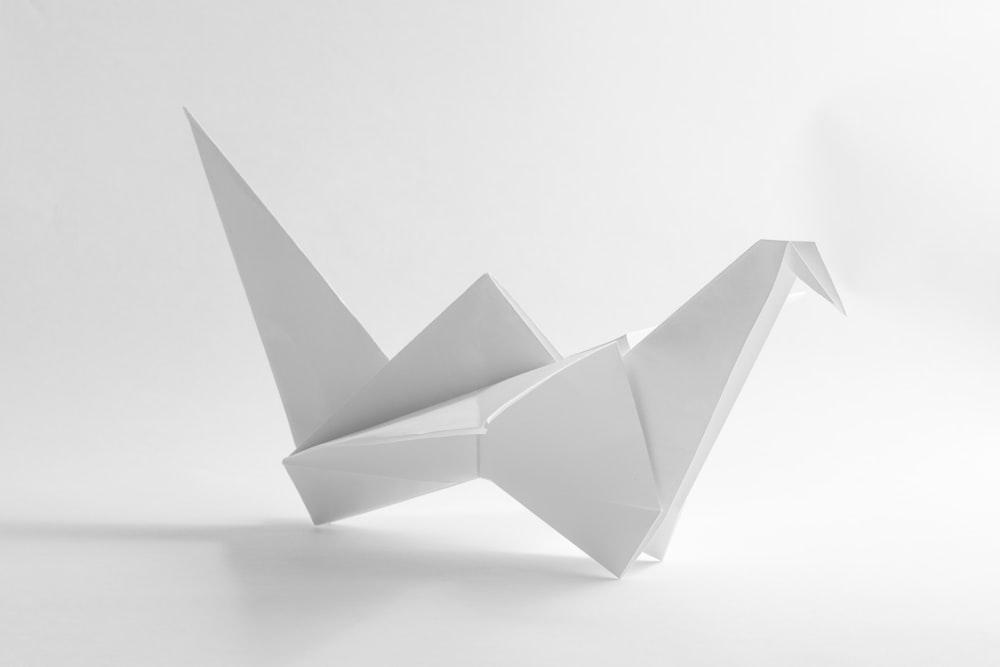 um avião de papel branco