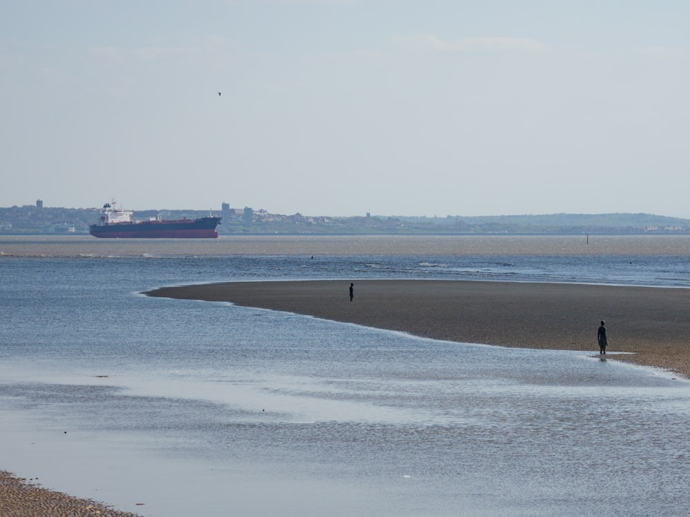 Un barco en el agua