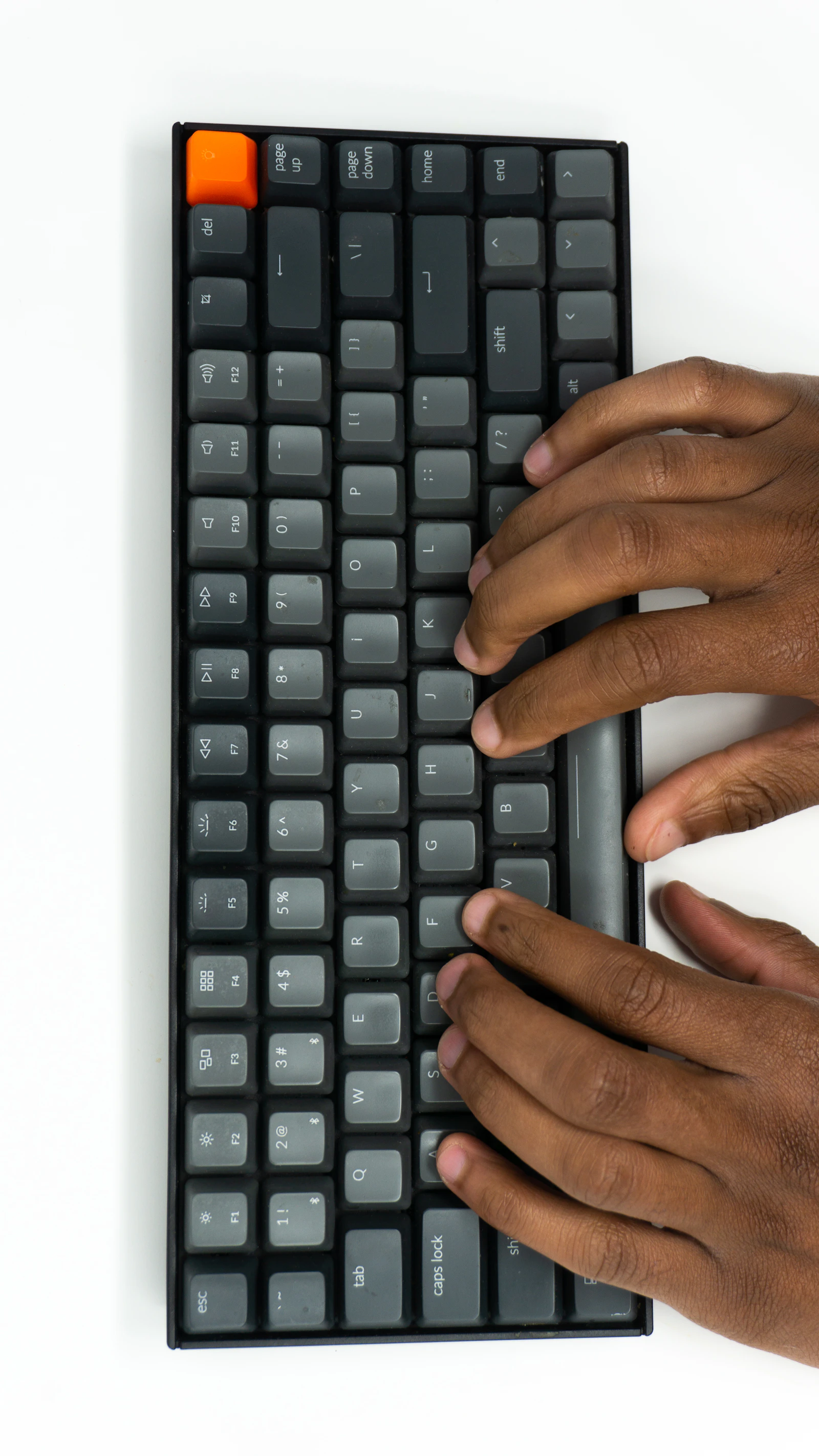 Mains posées sur un clavier d'ordinateur