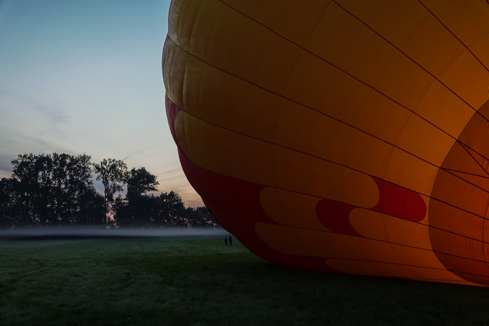 ein großer orange-weißer Heißluftballon