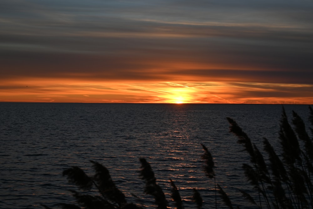 un coucher de soleil sur un plan d’eau