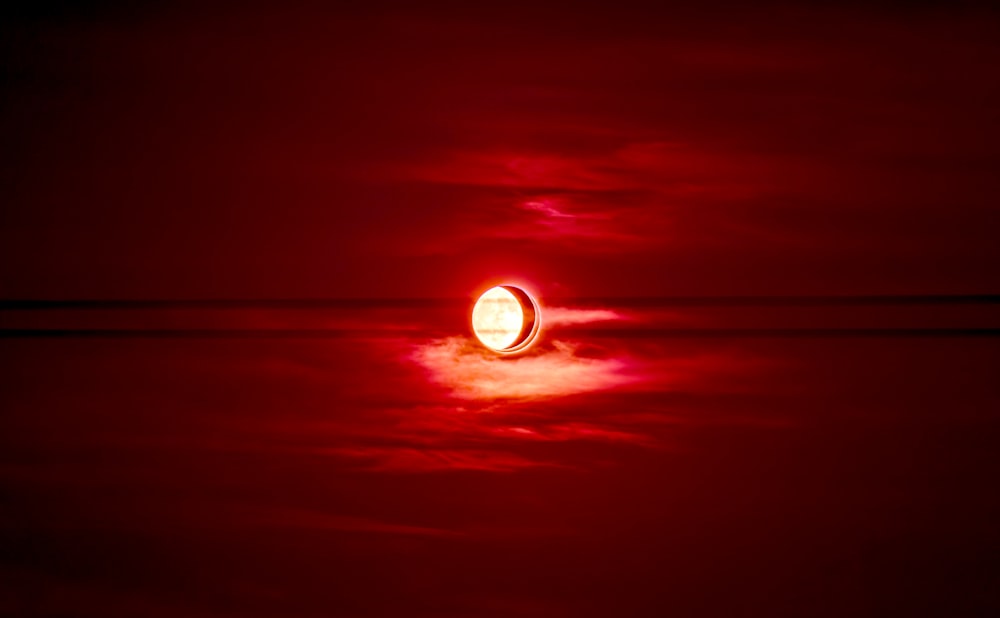 une lune rouge et orange