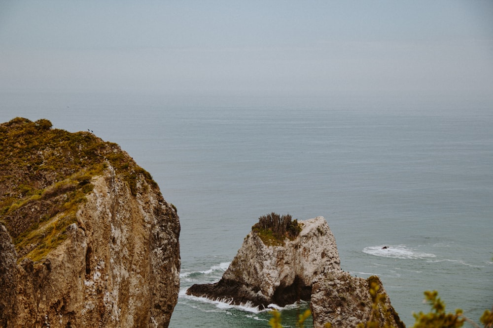 Eine felsige Klippe mit Blick auf den Ozean