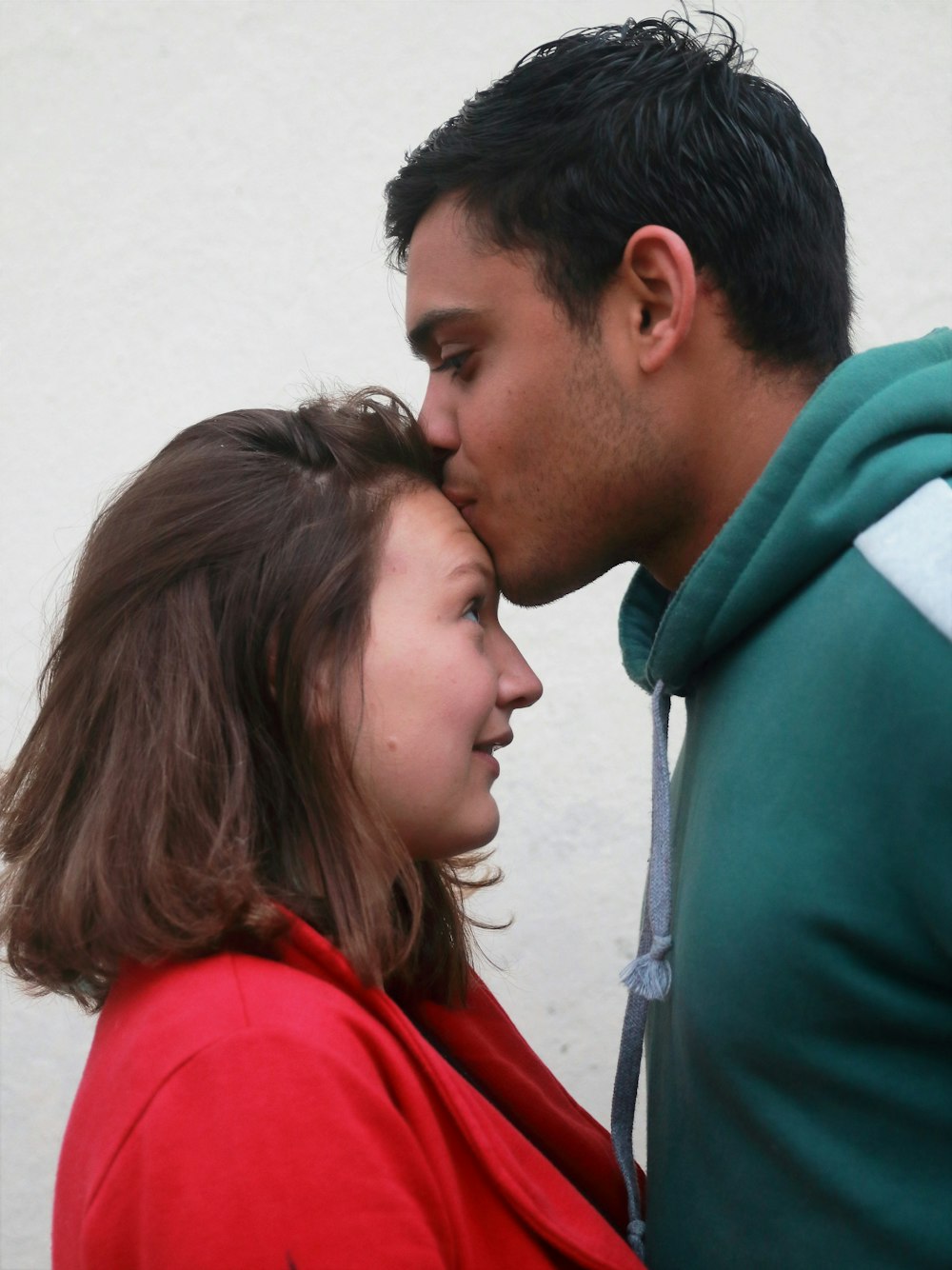 Un uomo e una donna che si baciano