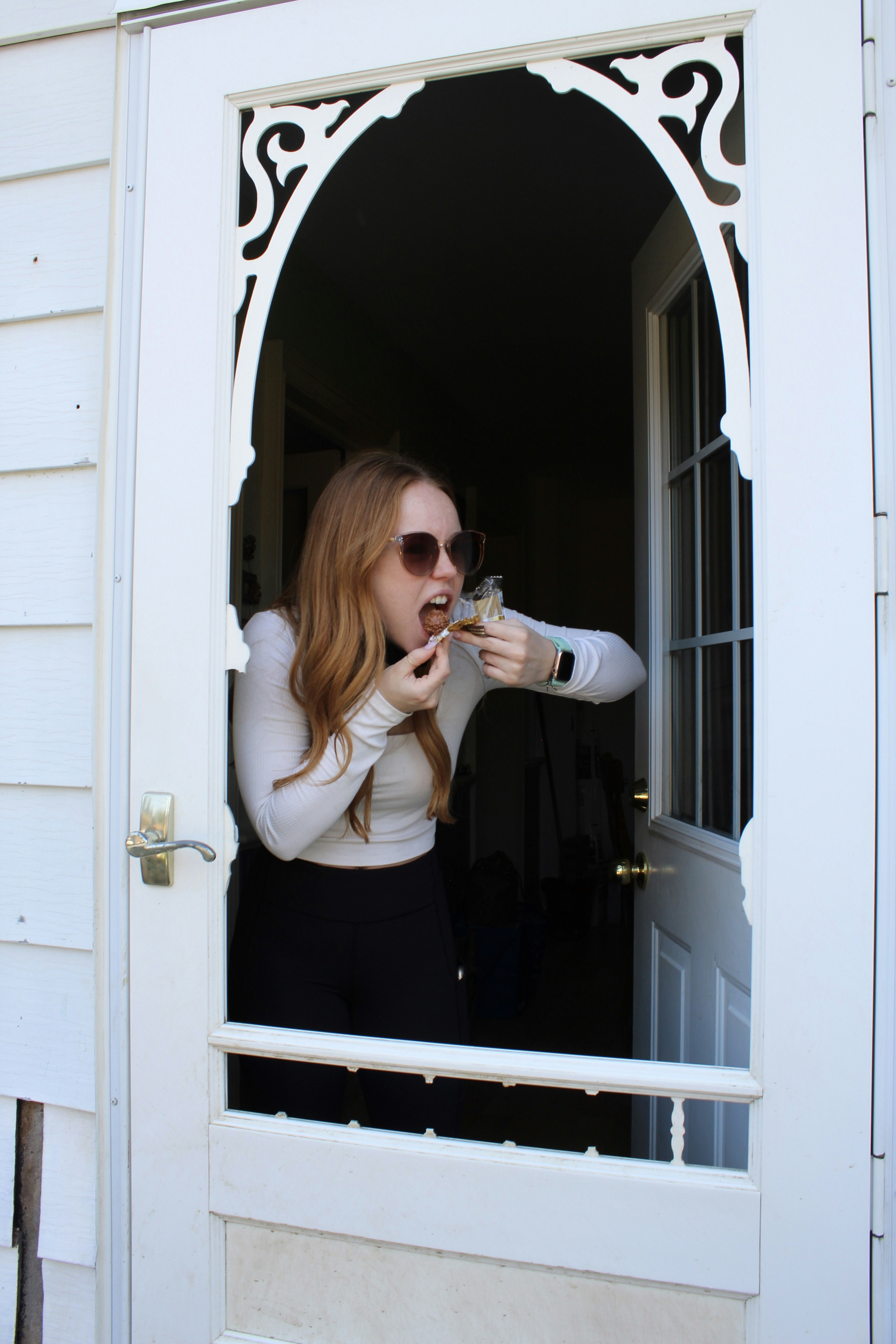 Una mujer con gafas de sol comiendo alimentos