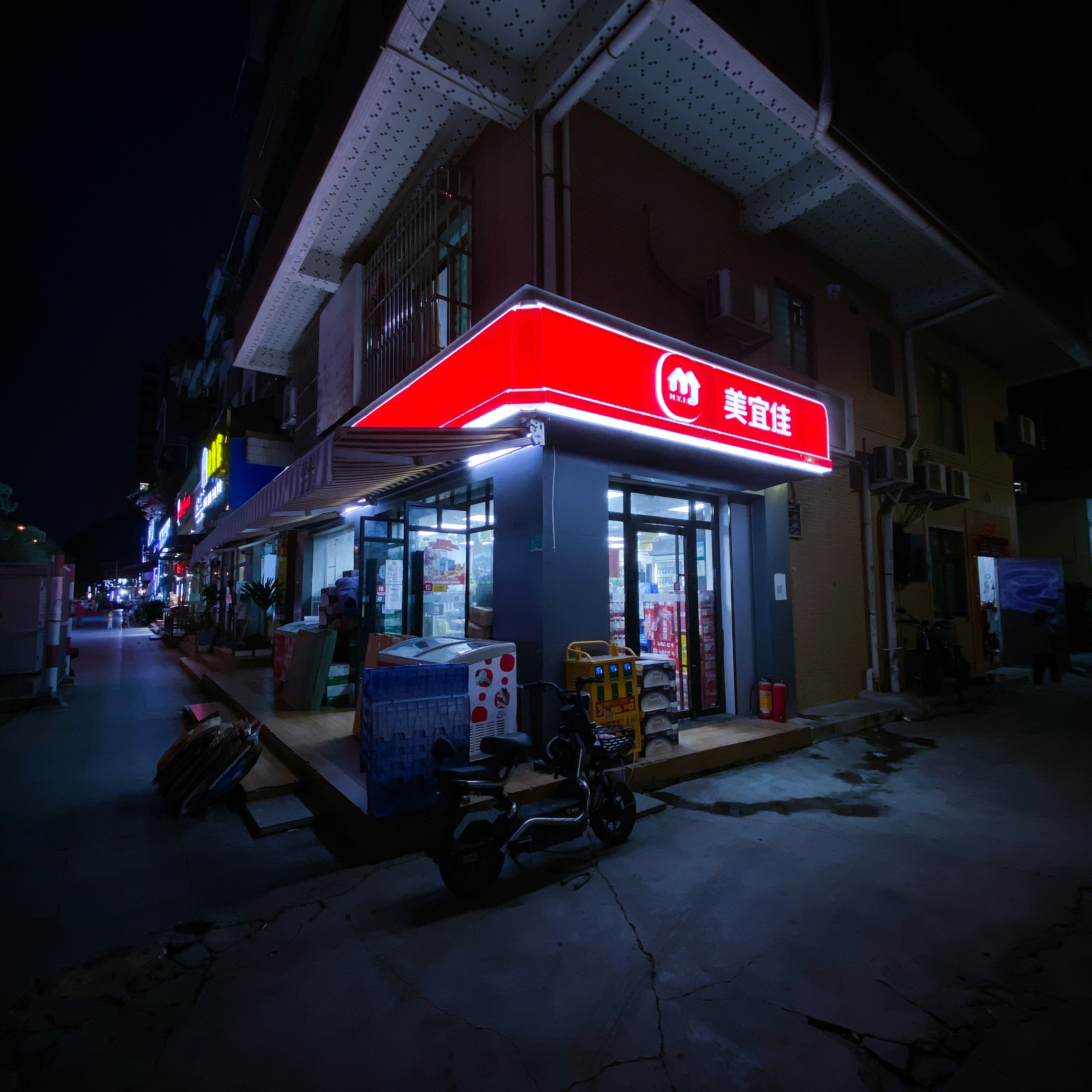 une devanture de magasin avec une enseigne rouge