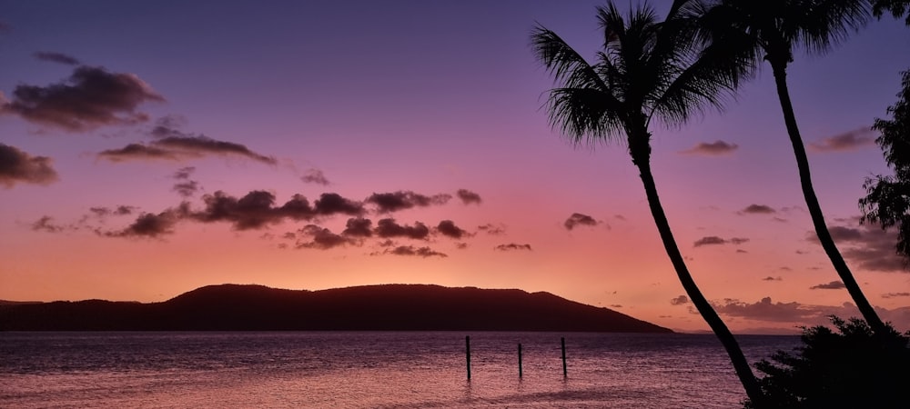 um pôr do sol sobre uma praia