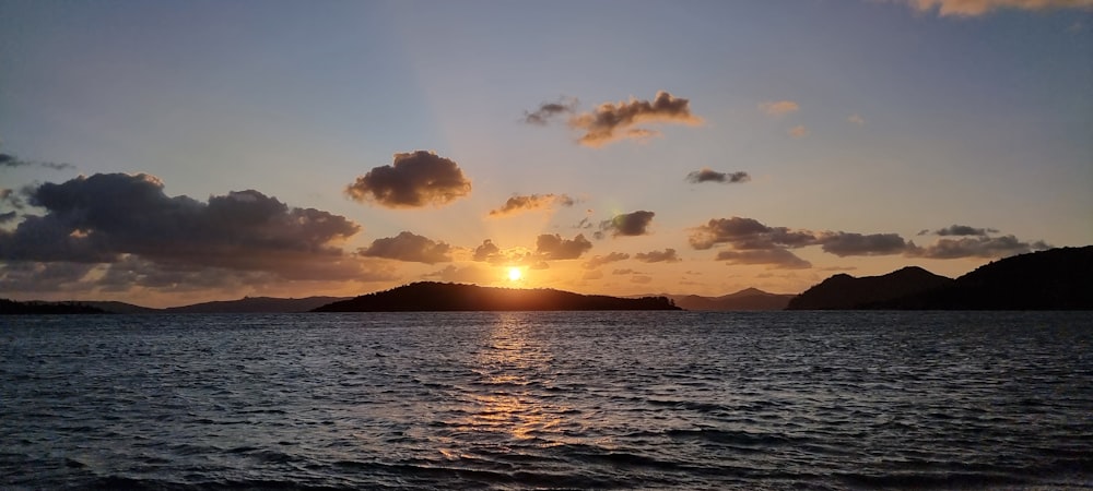 Un cuerpo de agua con una puesta de sol