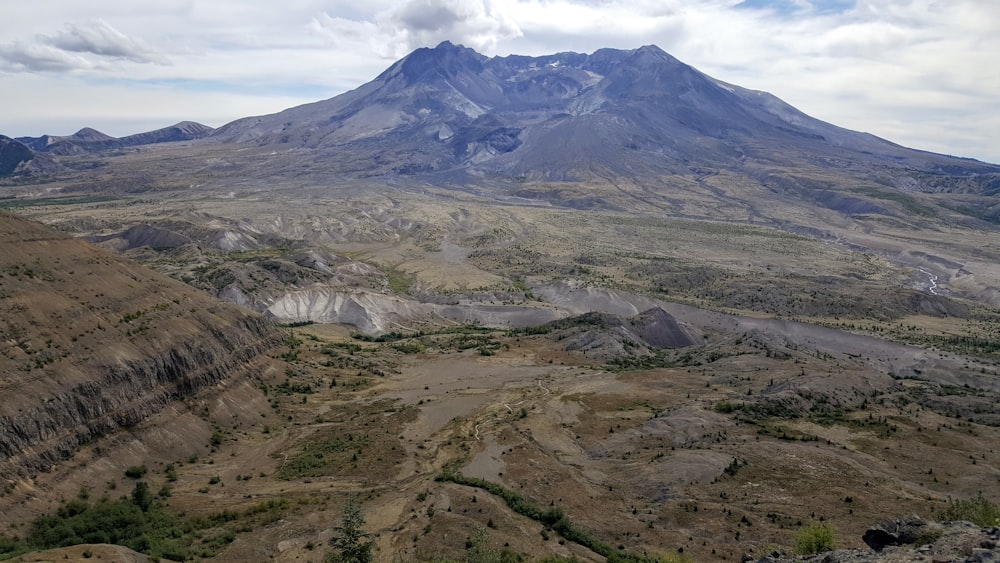 Eine Landschaft mit Hügeln und Bäumen