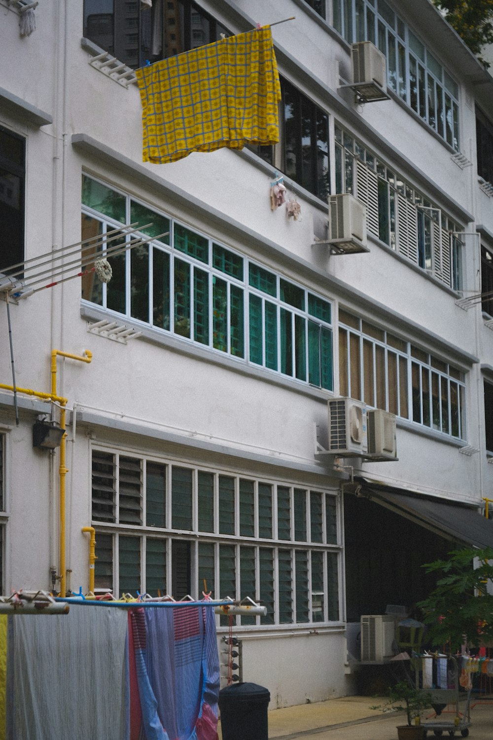 un edificio con una bandiera sul tetto