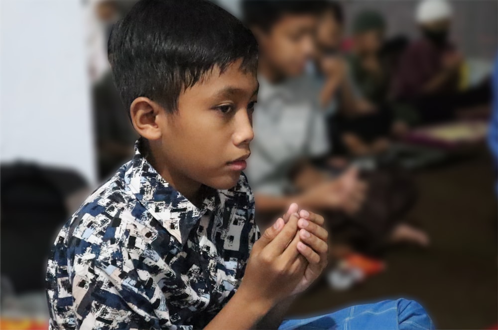 Un niño sentado en una silla