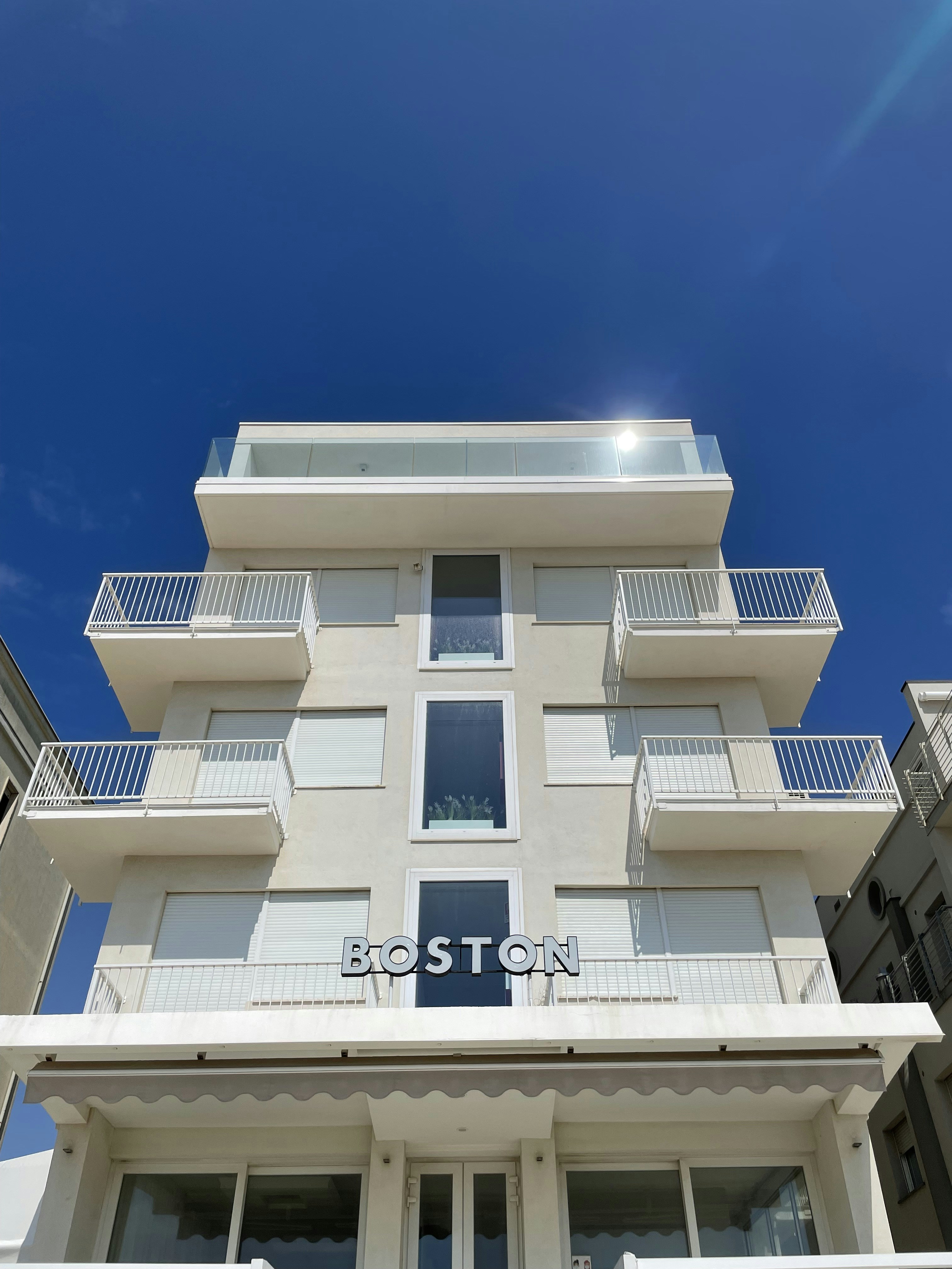 Un edificio con balconi e un cielo blu