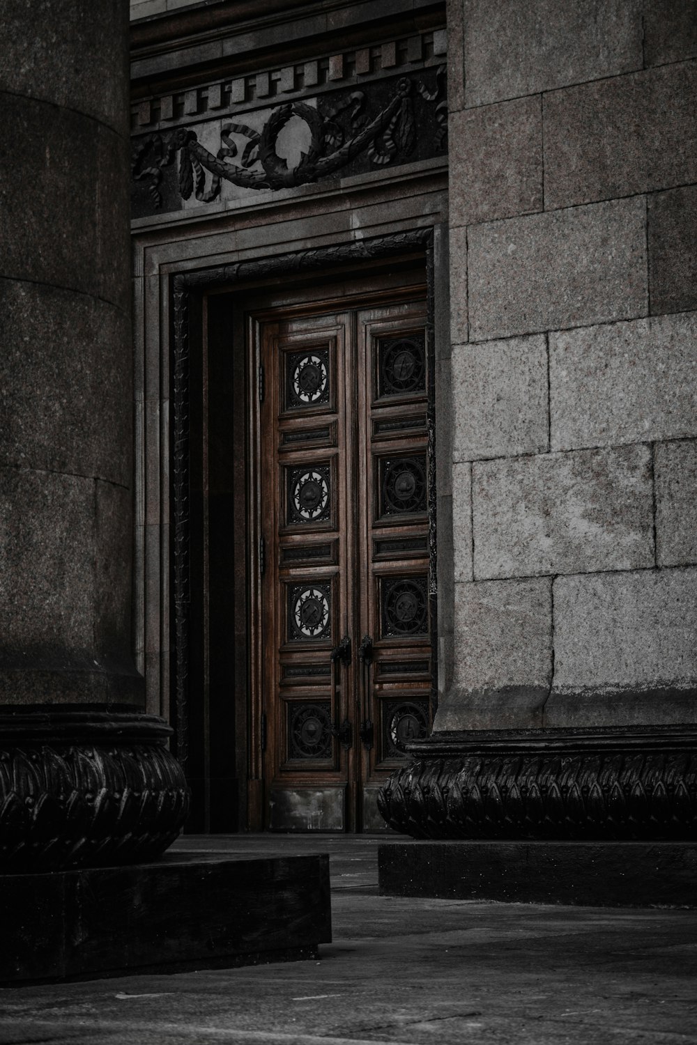 Una puerta de madera en un edificio de piedra