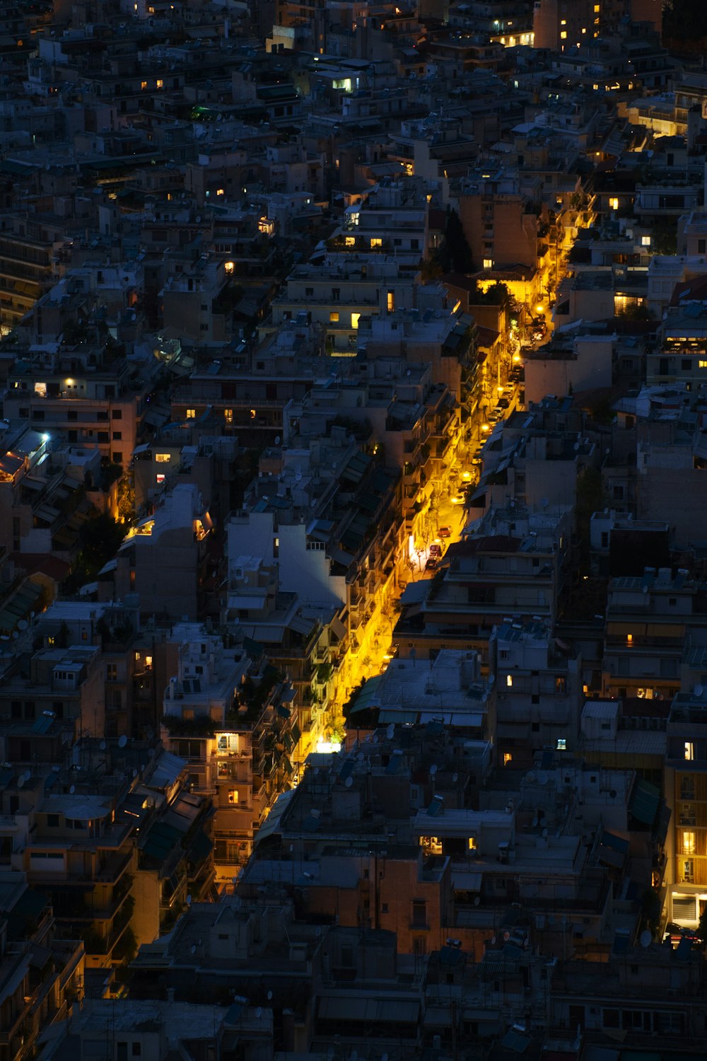 Una ciudad con luces de noche