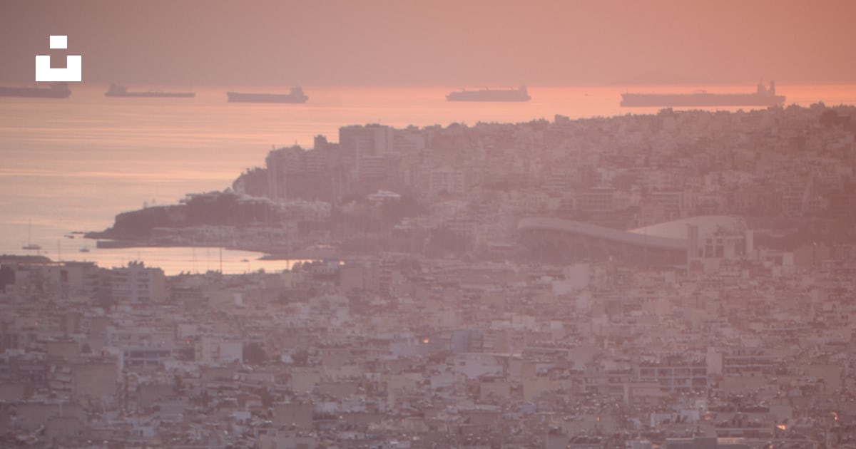 Foto zum Thema Eine Gruppe von Menschen, die auf einem Hügel mit Blick