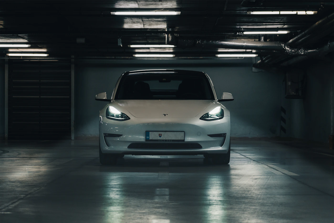 Tesla Model 3 in einer beleuchteten Garage