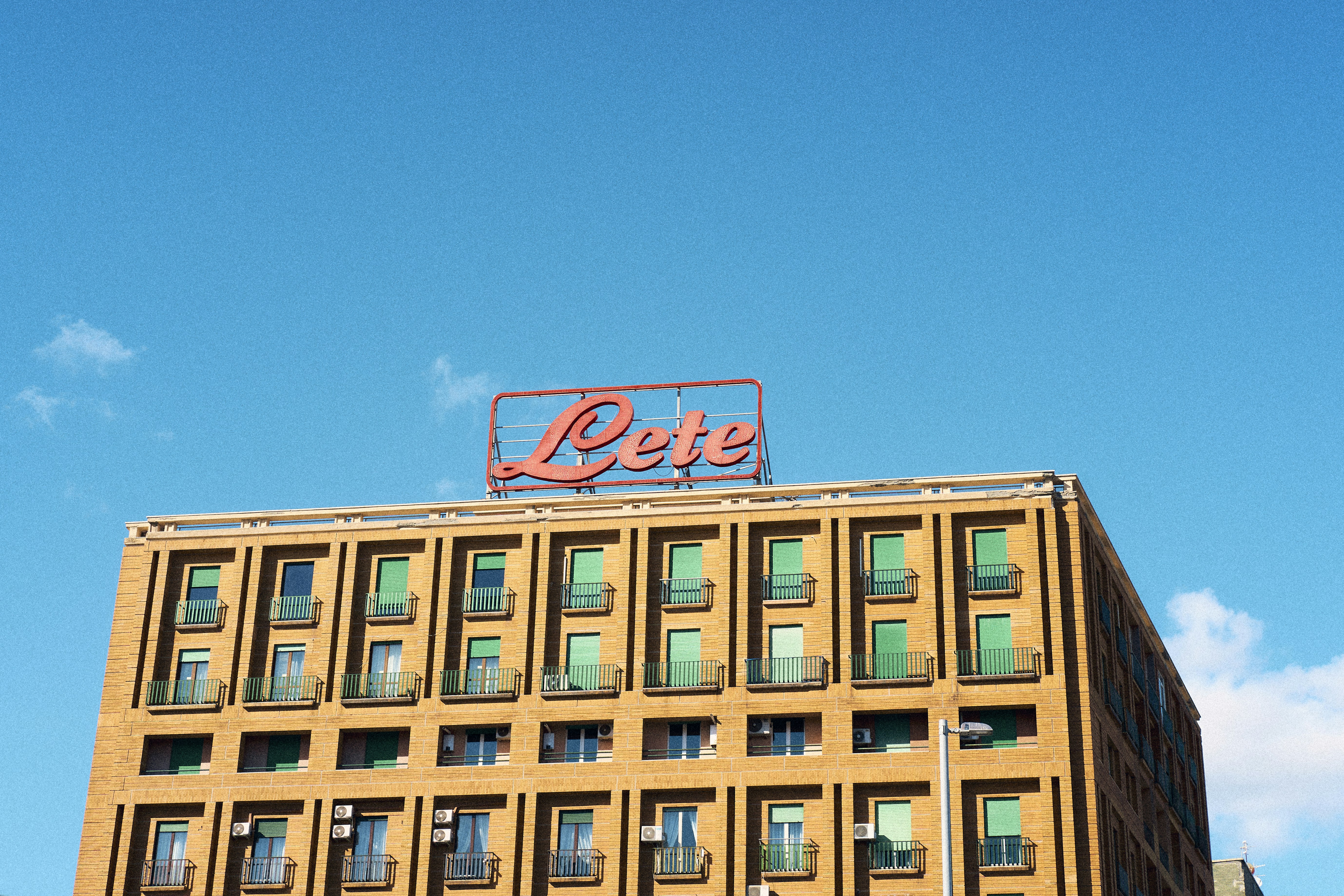 un bâtiment avec une enseigne