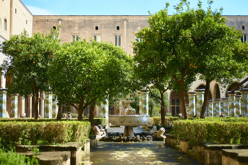 ein Brunnen in einem Innenhof