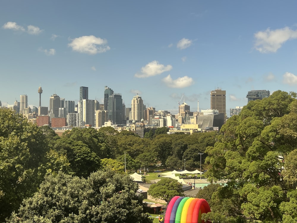 Un horizonte de la ciudad con árboles y un parque