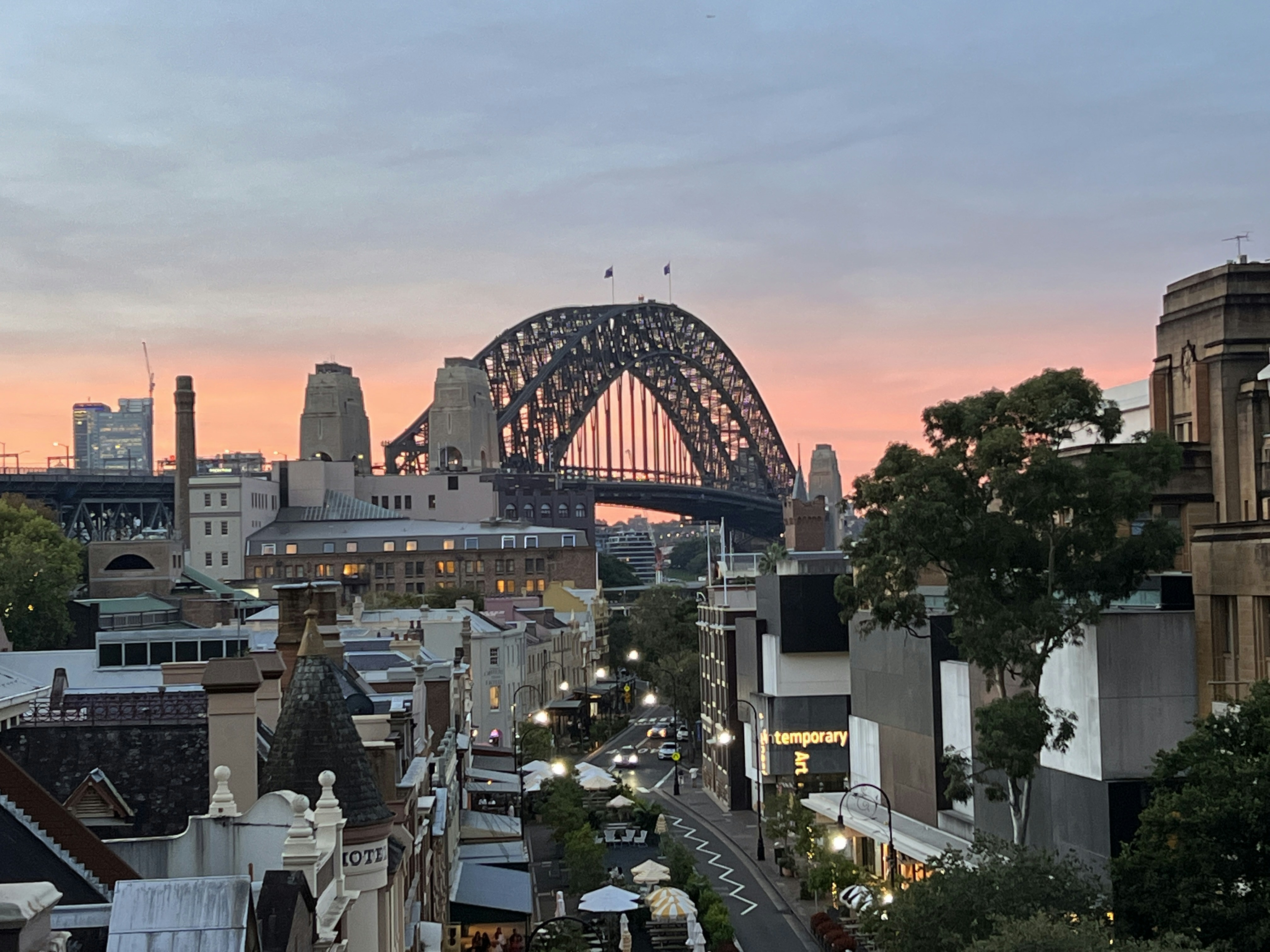Ambiance festive avec une grande roue surplombant la ville de Sydney