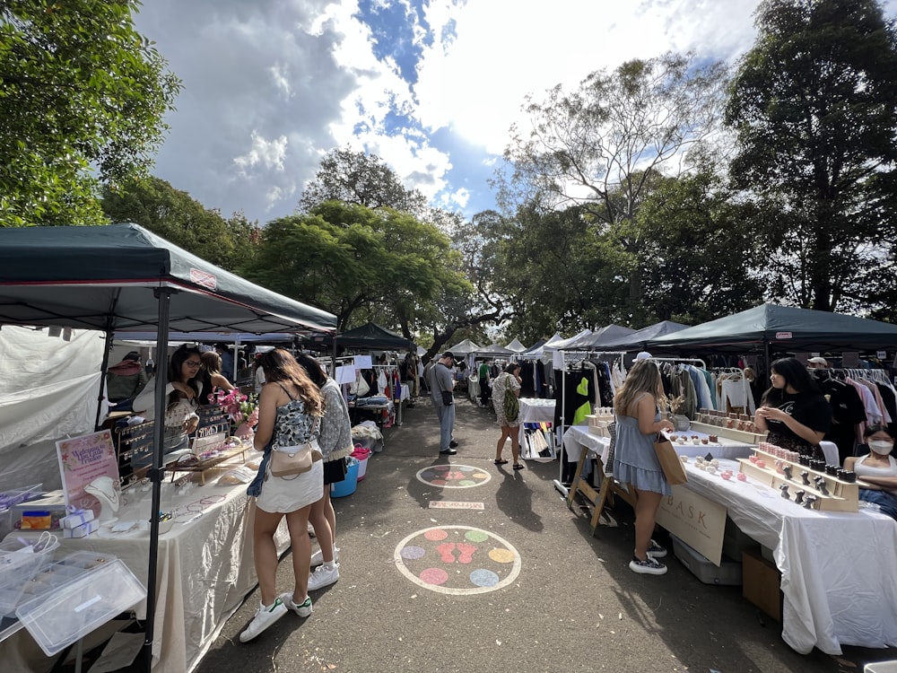 un gruppo di persone in un mercato all'aperto