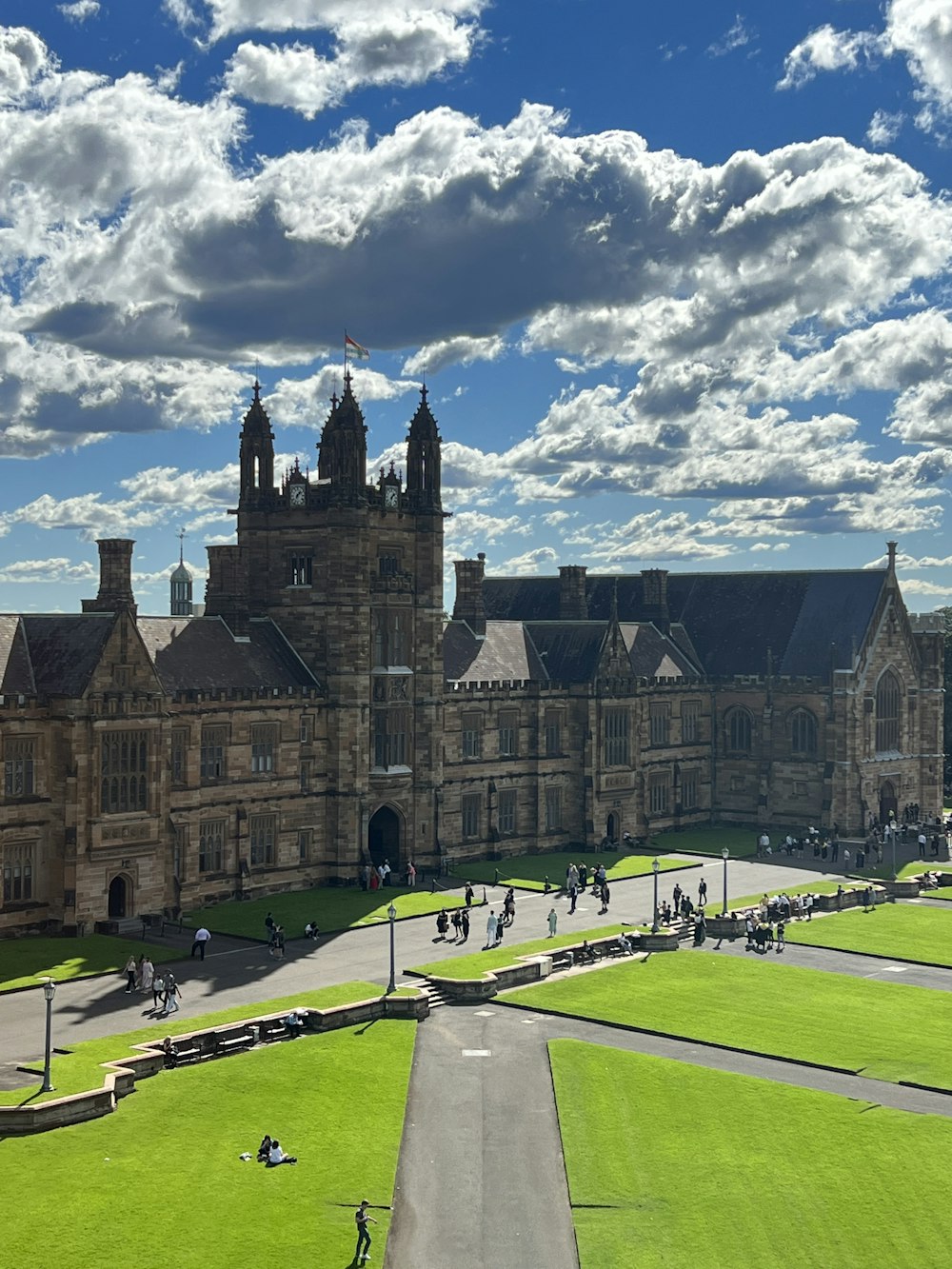 um grande edifício com um gramado na frente dele