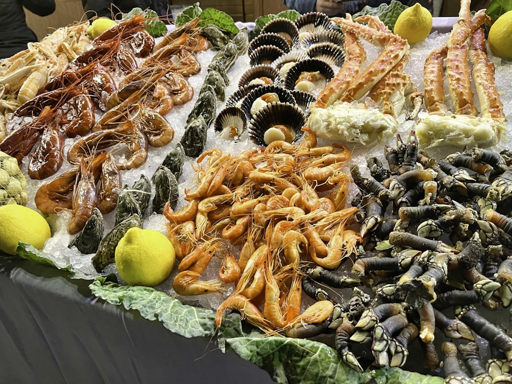 Une table pleine de fruits de mer