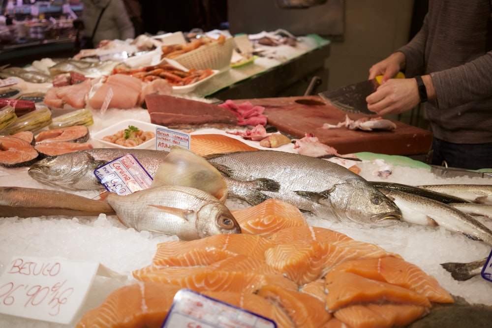 una persona cortando pescado