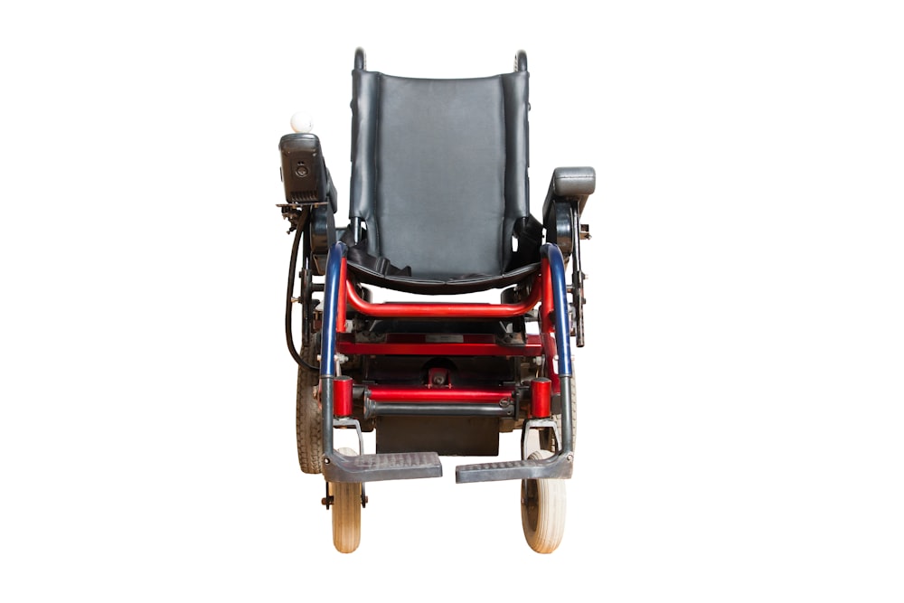 Una silla de ruedas roja y negra