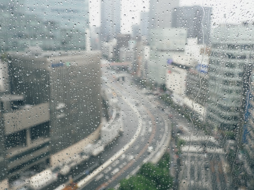 Une vue d’une ville depuis une fenêtre